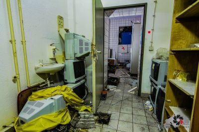 Ein Zimmer mit einem Haufen Müll und einer Toilette