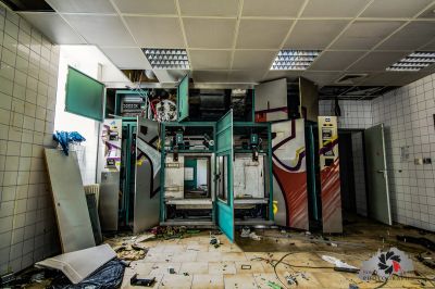 Ein Zimmer mit einem Haufen kaputter Geräte