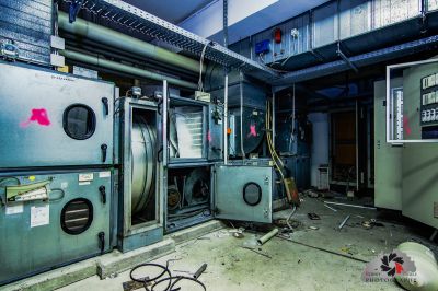 Ein Raum mit einer großen Maschine und einer Reihe von Drähten