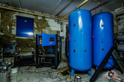 Ein Zimmer mit einem Haufen blauer Wassertanks