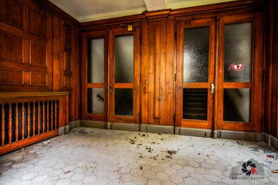 Ein Zimmer mit einem Haufen von Trümmern auf dem Boden