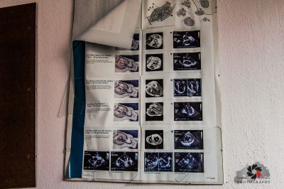 Ein Plakat an der Wand mit Bildern einer Person