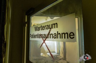 Ein Schild, das an einer Wand ist