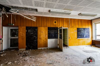 Ein Raum mit einem Haufen Graffiti an den Wänden