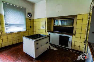 Eine Küche mit einem Herd und Waschbecken in ihm