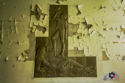 Eine Wand mit einer Statue darauf