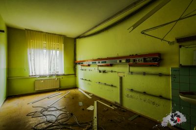 Ein Zimmer mit einem Haufen Drähte und einem Fenster