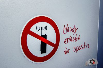 Ein Schild an der Wand