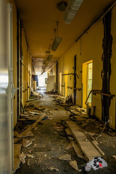 Ein Flur mit vielen Trümmern und Trümmern