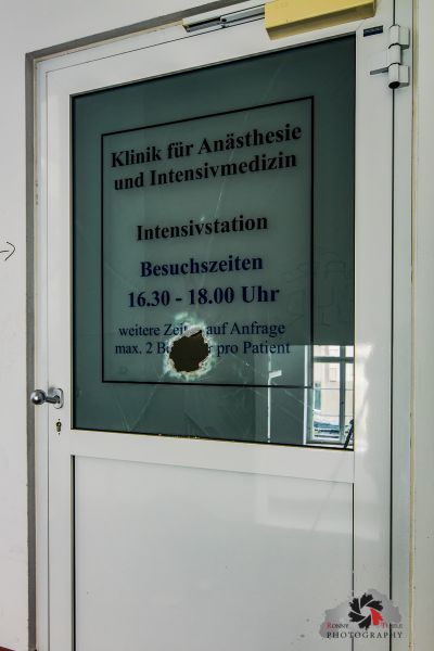 Ein Schild an der Tür eines Gebäudes