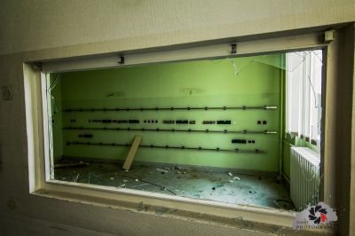 Ein Raum mit einem Fenster und einer Wand mit Rohren