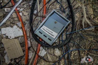 Einem gebrochenen elektrischen Gerät, das auf dem Boden liegt