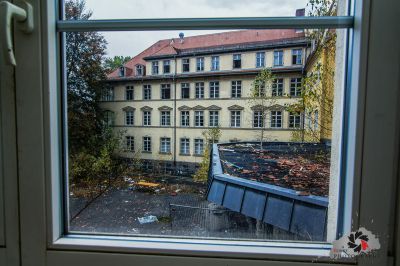 Einen Blick auf ein Gebäude durch ein Fenster