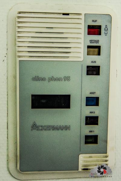 Ein altmodisches Radio mit weißem Bildschirm