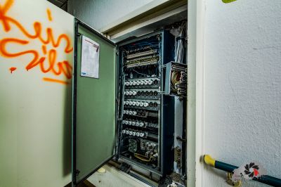 Ein elektrisches Panel mit einem Bündel elektrischer Drähte