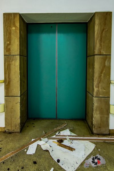 Eine blaue Tür in einem Raum mit einem Haufen Schutt