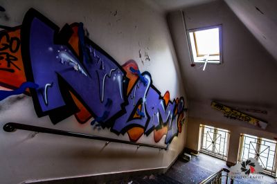 Eine Graffiti überdachte Wand