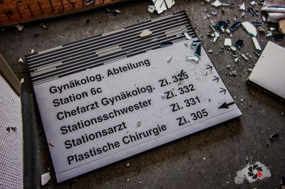 Ein Zeichen, das auf dem Boden liegt