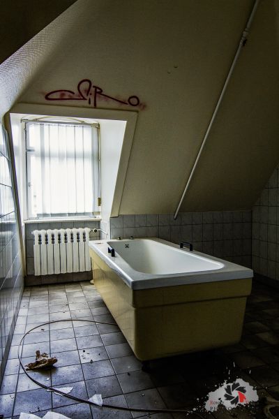 Badewanne im Badezimmer mit Graffiti an der Wand