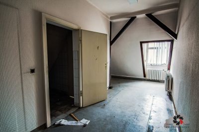 Ein Zimmer mit einer Tür und einem Fenster
