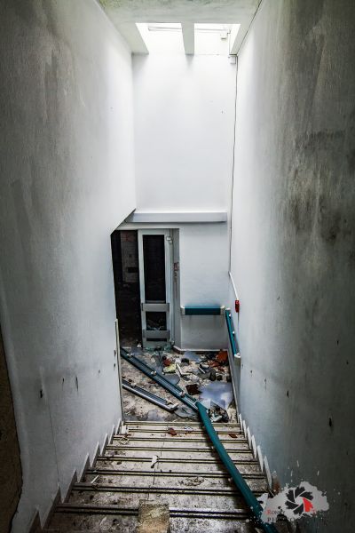 Eine Treppe, die zu einem Raum mit Oberlicht führt