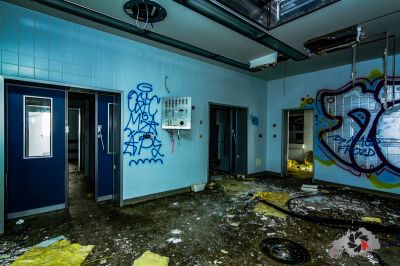 Ein Raum mit einem Haufen Graffiti an den Wänden