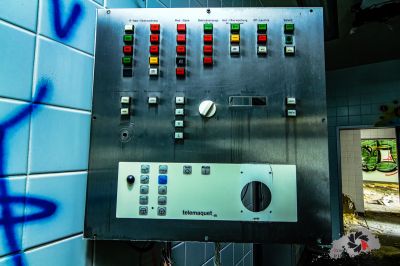 Eine Metallplatte mit einem Knopf und einem Knopf darauf