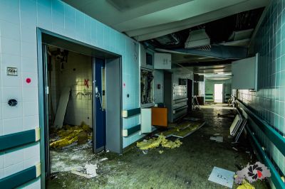 Ein Zimmer mit einem Haufen Müll und einem Haufen Müll