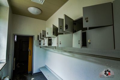 Eine Küche mit Waschbecken und Spiegel