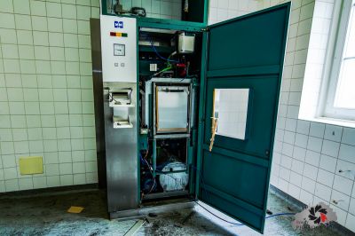 Ein kleines Zimmer mit einem kleinen Kühlschrank und einem kleinen Fenster