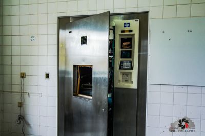 Ein silberner Kühlschrank, der in einem Gebäude sitzt