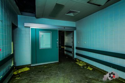 Ein Zimmer mit einer grünen Tür und einer grünen Wand