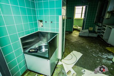 Eine Spüle in einem schmutzigen Raum mit einer Spüle und einer Spüle