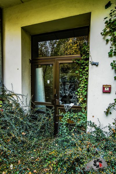 Ein kaputtes Fenster in einem Gebäude mit einem kaputten Bildschirm