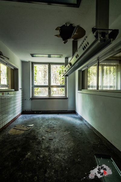 Ein Zimmer mit Deckenventilator und Fenster