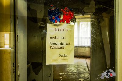 Ein Schild, das an einer Tür hängt