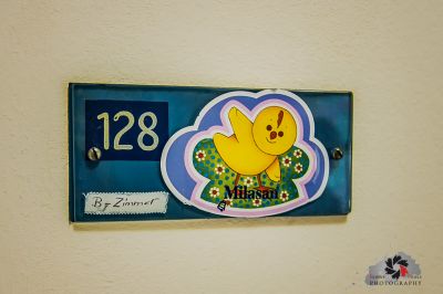 Ein blau-weißes Zeichen