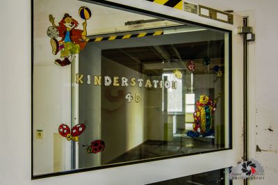 Ein Spiegel mit einem Bild von einem Cartoon-Charakter