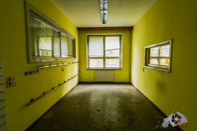 Ein Zimmer mit Fenster und Waschbecken