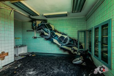 Ein Badezimmer mit einer kaputten Toilette und einer kaputten Toilette