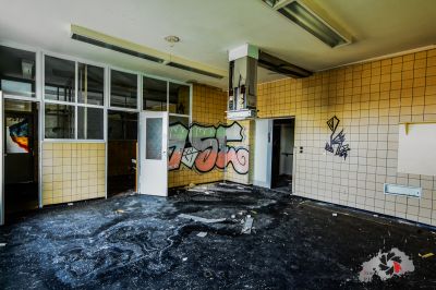 Ein Raum mit einem Haufen Graffiti an den Wänden