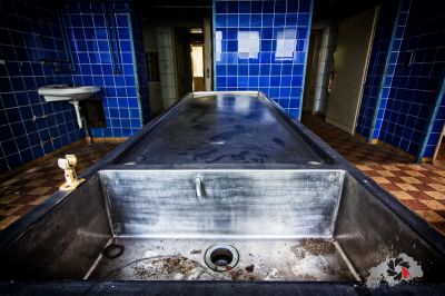 Ein schmutziges Badezimmer mit Waschbecken und Toilette