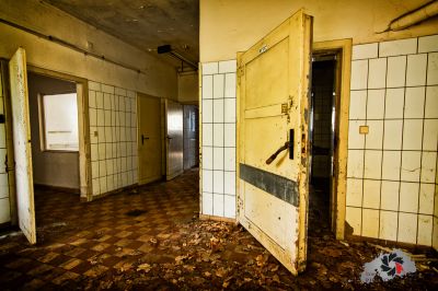 Ein Raum mit einer Tür und einer Wand mit einer Fliese