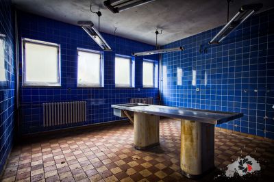 Ein Zimmer mit Tisch und Fenster