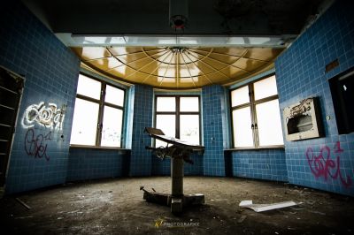 Ein Zimmer mit einer zerbrochenen Decke und einem zerbrochenen Fenster