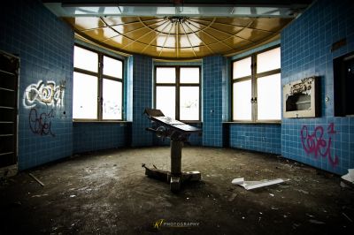 Ein Zimmer mit einem großen Fenster und einer großen Uhr