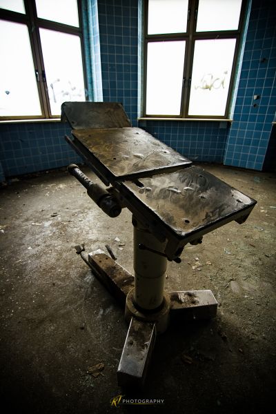 Ein zerbrochener Tisch in einem Raum mit Fenster