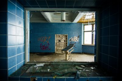 Ein Badezimmer mit einer kaputten Toilette und einem kaputten Waschbecken