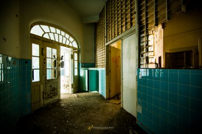 Ein Zimmer mit einem Haufen Türen und einem Haufen Müll