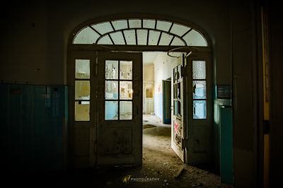 Eine Tür mit einer zerbrochenen Tür und einem zerbrochenen Fenster